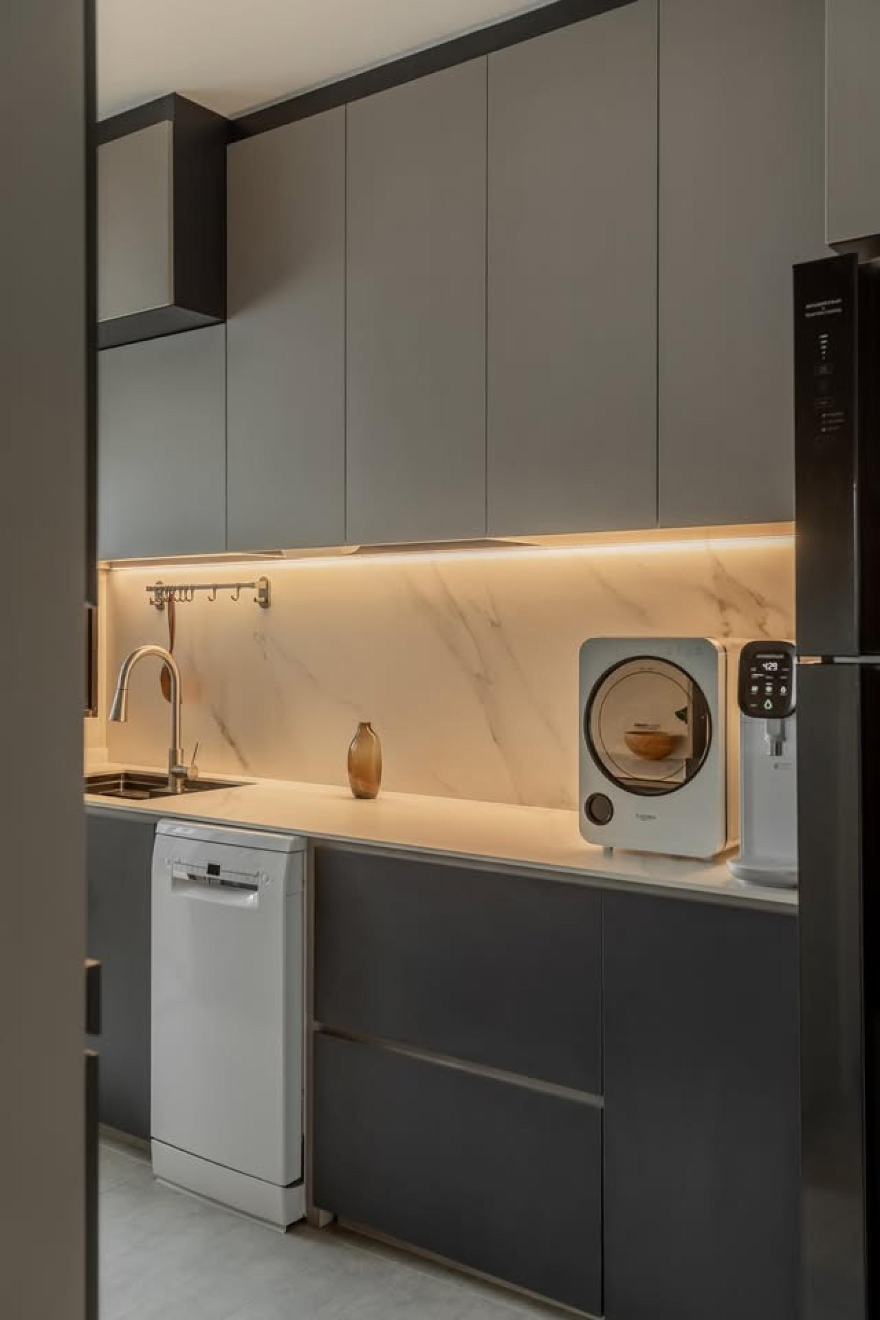 Modern Kitchen with Kitchen Backsplash and Kitchen Cabinets